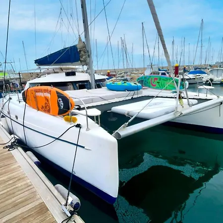 Catamaran Eliane 船屋 *